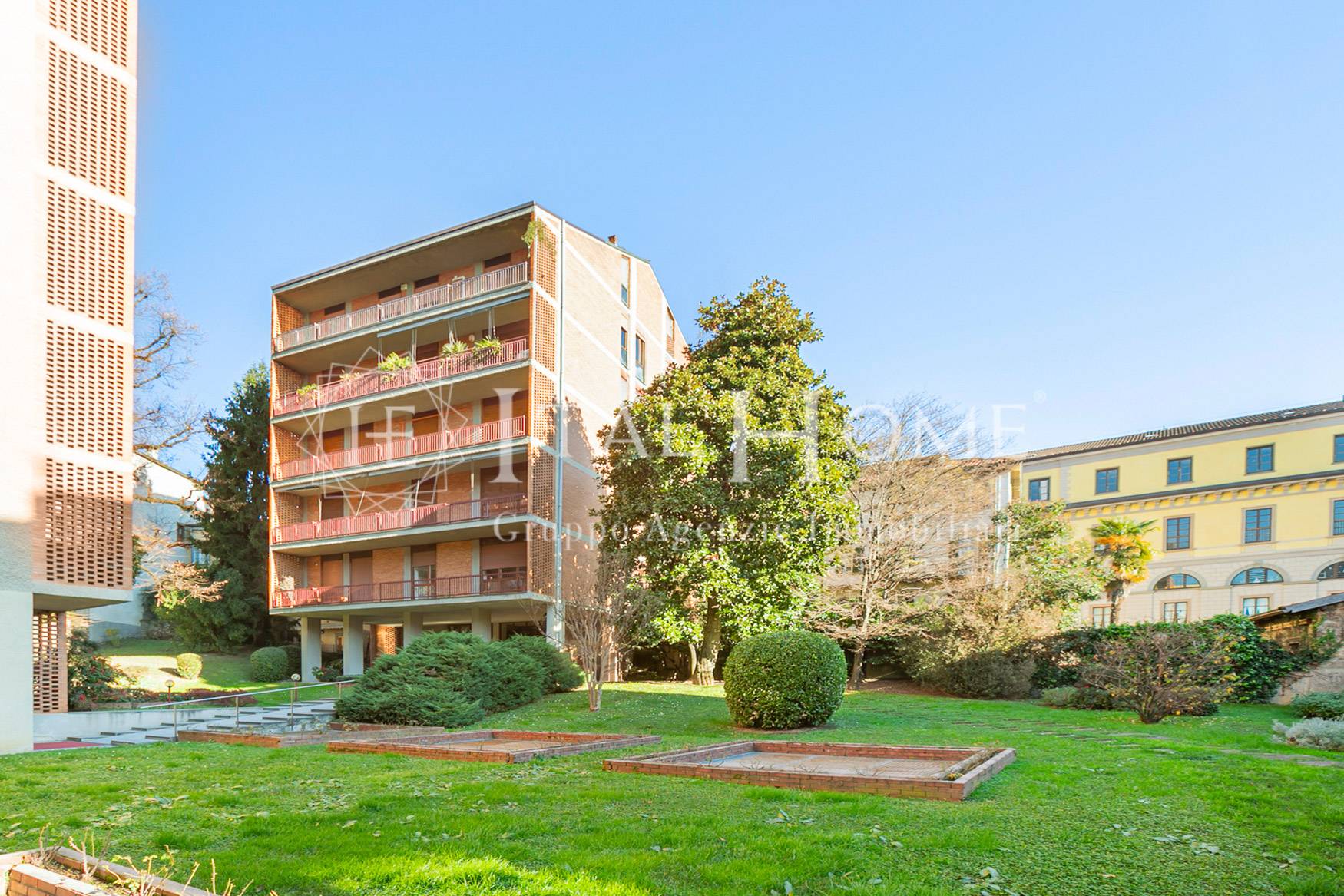 Sant'Alessandro, Vic. Piazza Pontida: Trilocale con Doppi Servizi, in Elegante Stabile