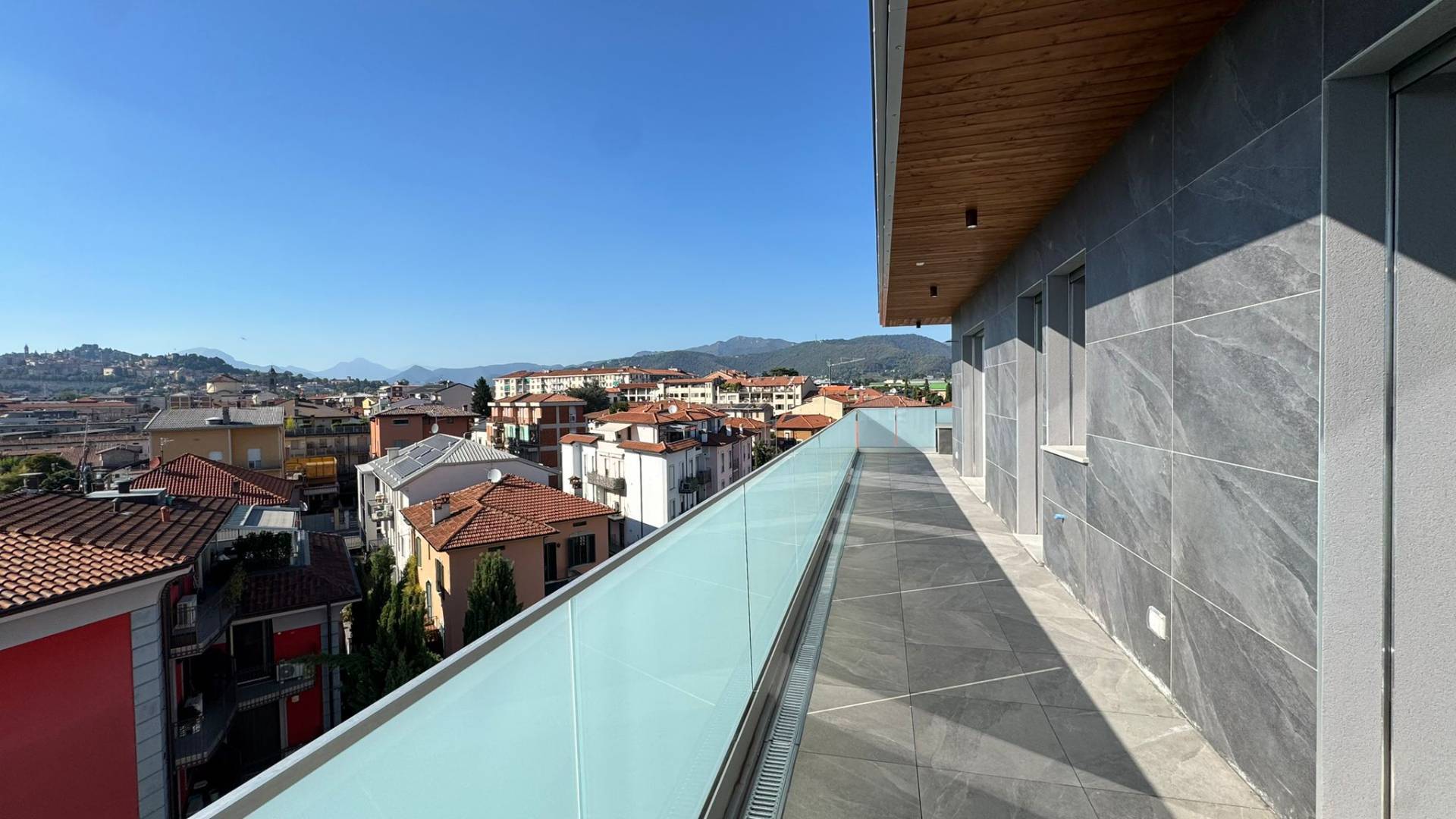 La meravigliosa "RESIDENZA PIATTI 12", in C.E. A4 - Spettacolare Attico Trilocale con Tripli Servizi e 70mq di Terrazza