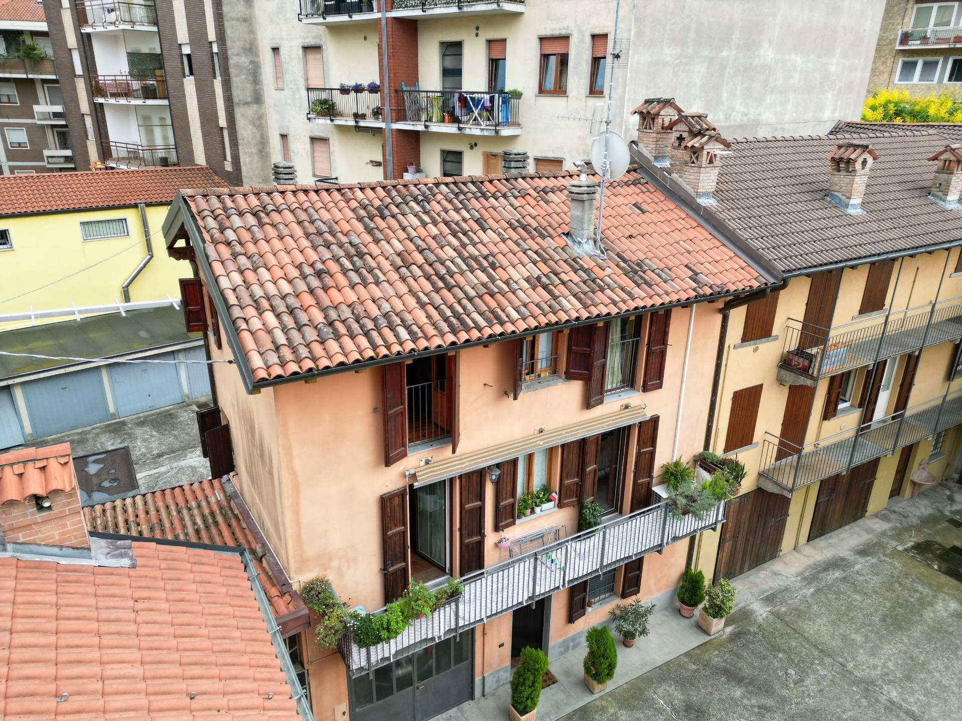 Quartiere San Paolo: esclusiva casa cielo/terra con balcone, box e cantina.