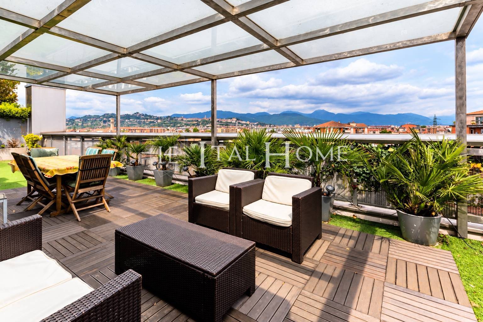 Panoramico Attico Quadrilocale, come nuovo, con oltre 100mq di terrazzi.