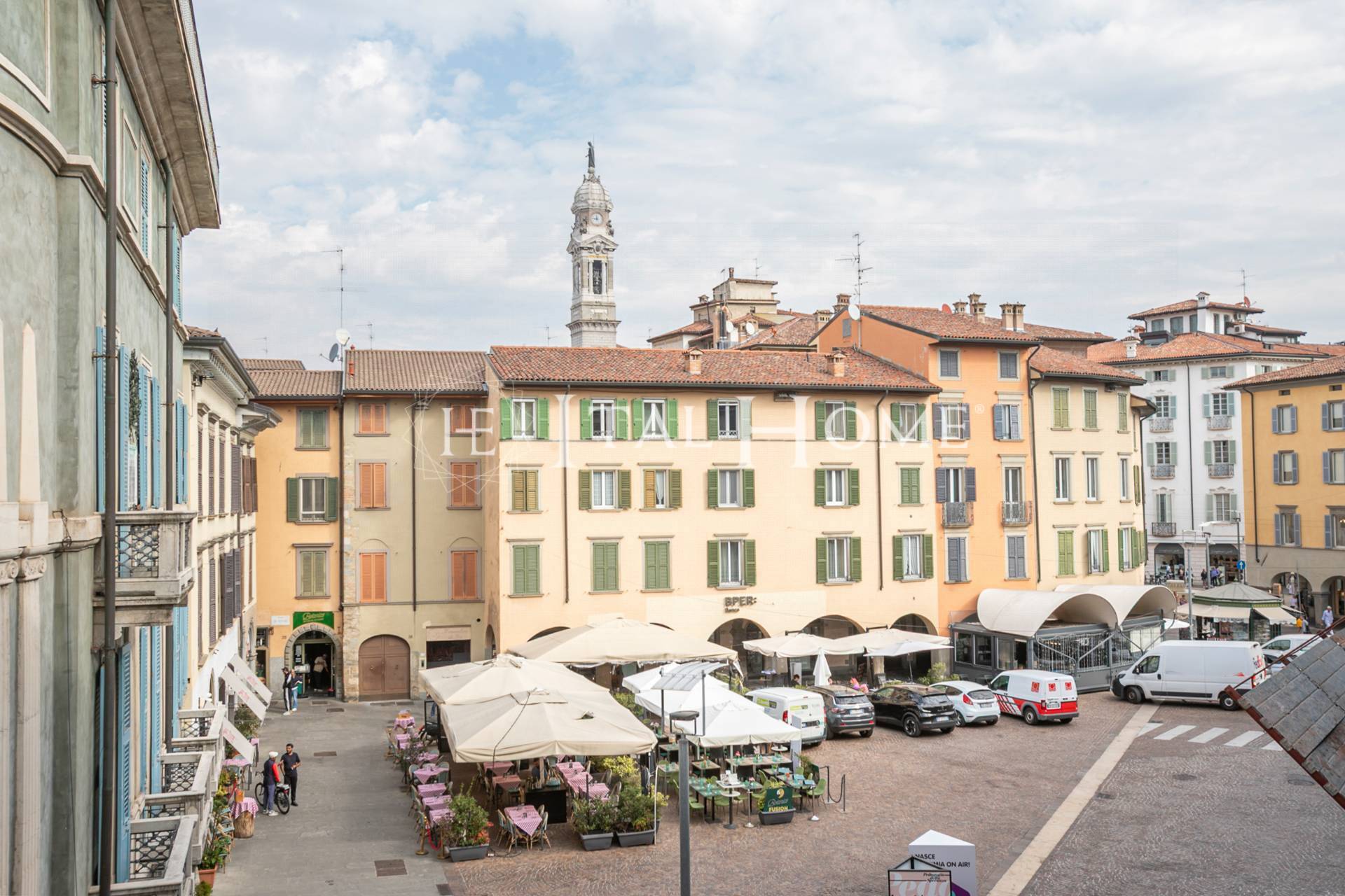 Piazza Pontida: Elegante Trilocale Arredato, con Doppi Servizi e una Vista da Cartolina